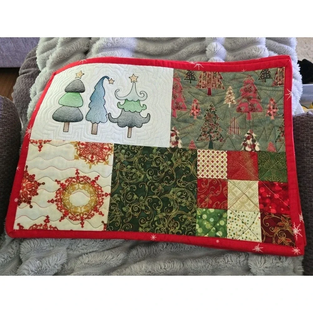 Christmas Embroidered Placemats-18x12-Set of 4-Patchwork-Quilted-Holiday-EUC!!